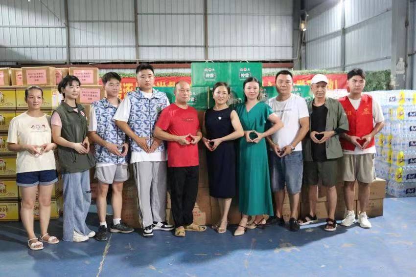 孝感麻糖米酒心系災(zāi)區(qū)暖人心.jpg